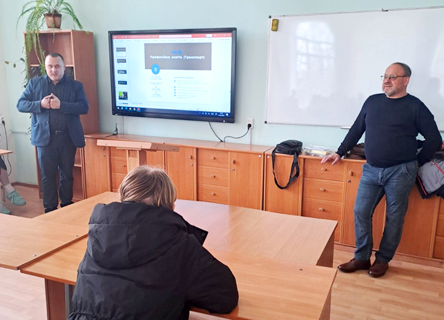 Декан факультету Тарас СОРОКА спілкується з абітурієнтами Володимирського педагогічного фахового коледжу ім. А. Ю. Кримського та розповідає про матеріальну базу університету.